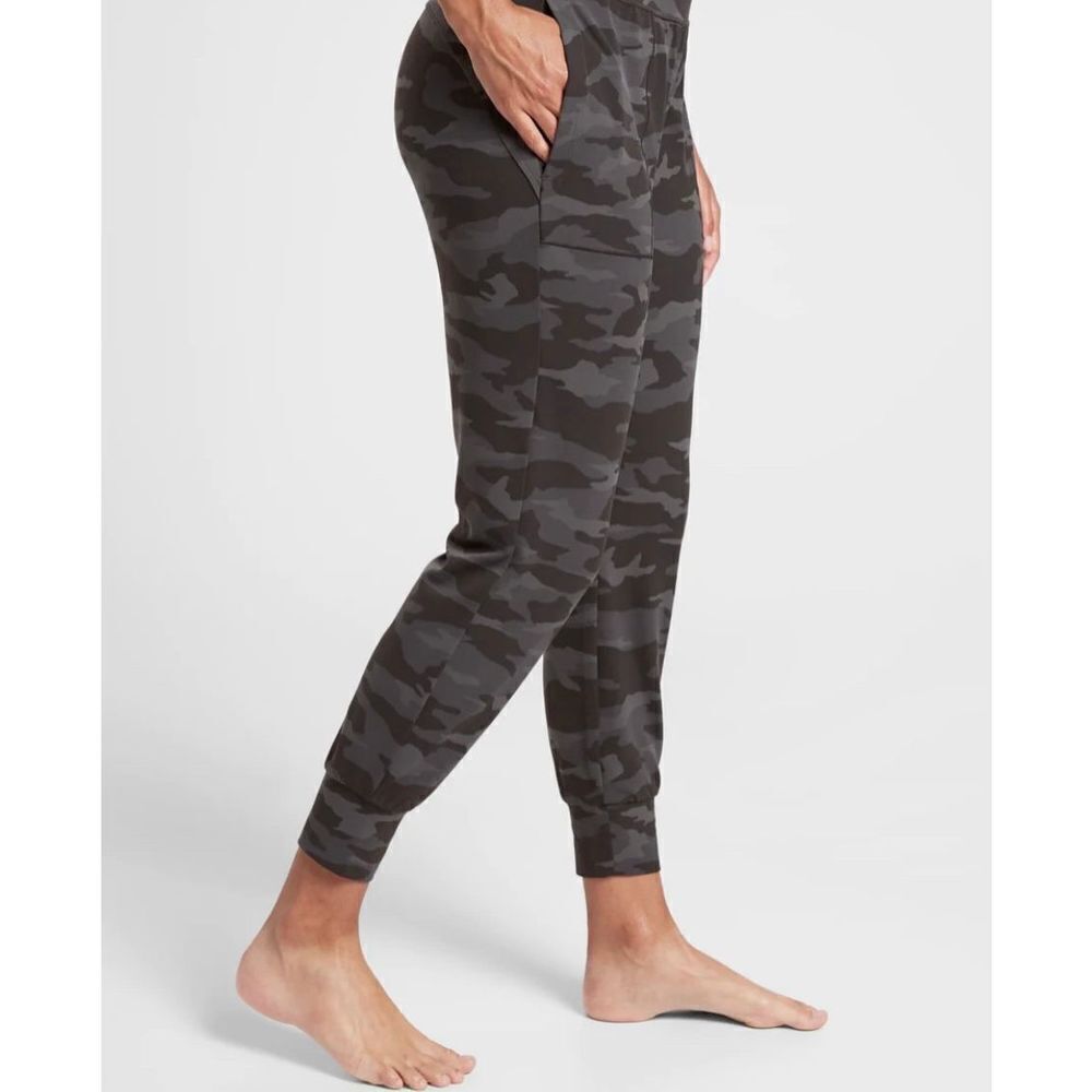 Athleta Salutation Gray Camo Joggers Size Small Casual Activewear